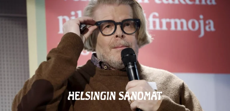 Takaisinperinnän perustaja Olli-Matti Korhonen mikrofoni kädessä Helsingin Sanomien kuvassa