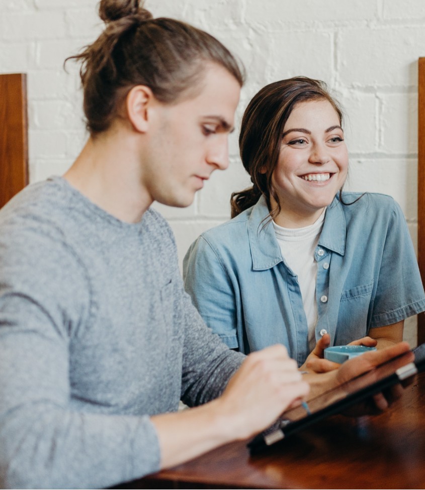 Hyväntuuliset lakimiehet toimistolla