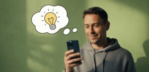 Mies lukee takaisinperinnästä kännykältä