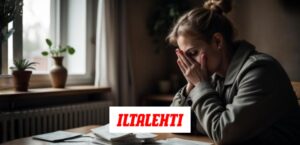 Nainen istuu pöydän ääressä kasvot käsissään velkakierteen keskellä