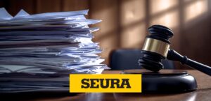 Suuri pino papereita ja tuomarinnuija edustavat ruuhkautunutta Suomen oikeuslaitosta ja hovioikeuksia